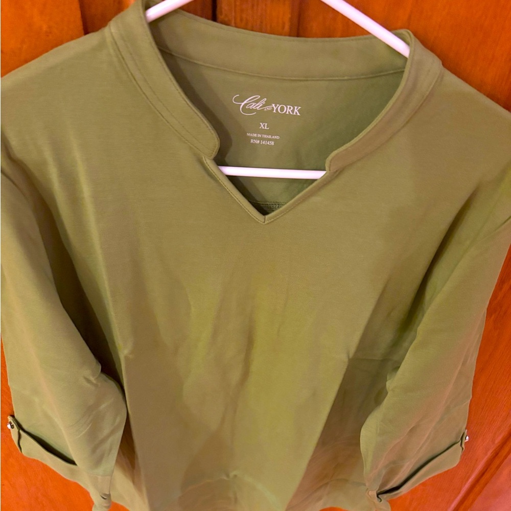 Cali and York 3/4 sleeve Women’s Green Top